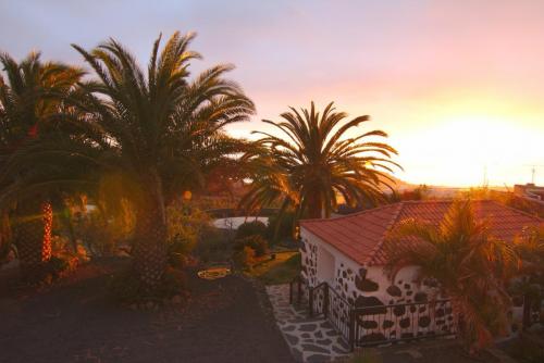 Sonnenuntergang über dem Haus mit Blick auf das Meer